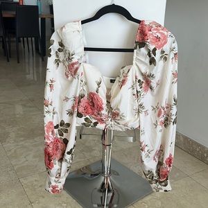 Long sleeve, corset top. Super cute, can tie tighter or looser. Size M
